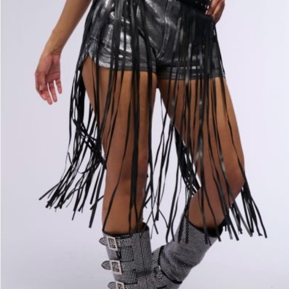 TAKE ME TO THE FESTIVAL FRINGE
BELT IN BLACK - Picture 1 of 3